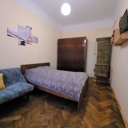 Зручна І Комфортна Квартира Недалеко Від Вокзалу І Центру Міста Lviv Luaran gambar